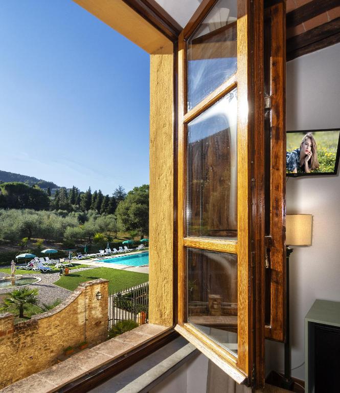 Bazén v ubytování Hotel Villa Cheli nebo v jeho okolí