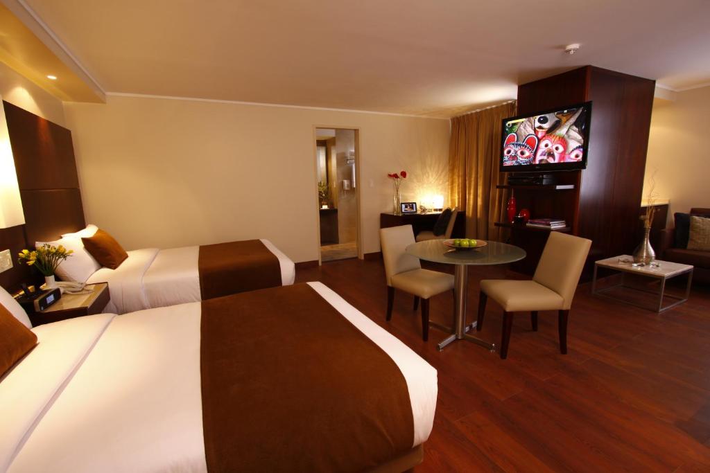 TV a/nebo společenská místnost v ubytování Hotel Reina Isabel