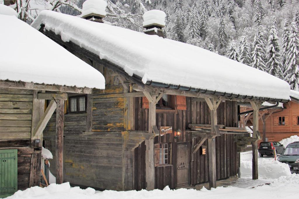 モントリオンにあるChalet Marionの雪が降り注ぐログキャビン