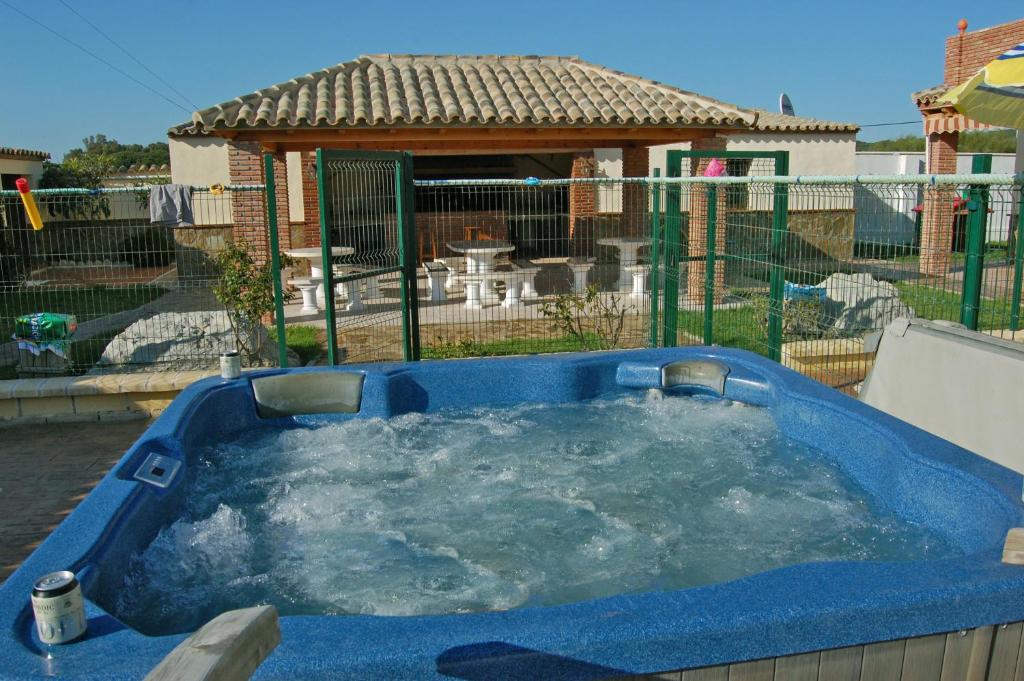 a hot tub with water in a yard at Residencial La Teja in Zahora