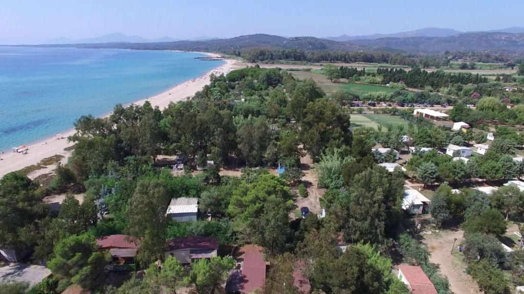 una vista aerea su una spiaggia con un resort di Campeggio Villaggio Sos Flores a Tortolì