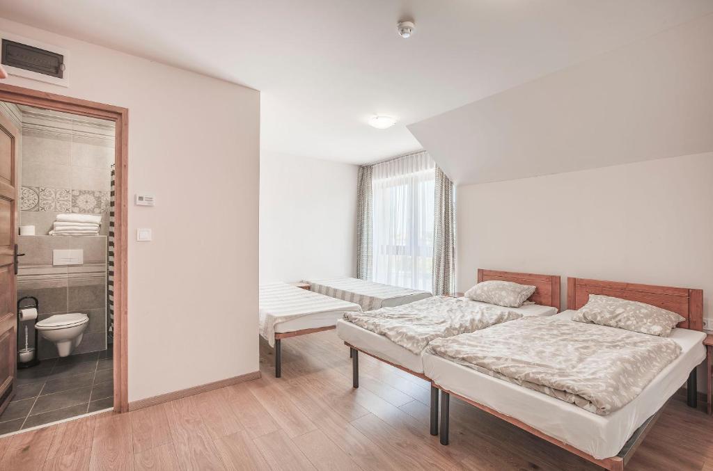Postel nebo postele na pokoji v ubytování Tölgyfa Fogadó