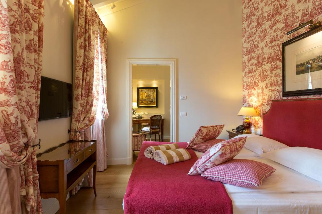 TV a/nebo společenská místnost v ubytování ROMANTIK Relais d'Arfanta