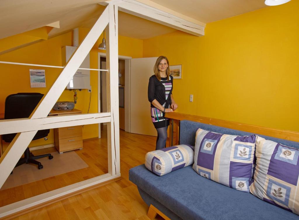 Ferienhaus Aargau Bamberg في بامبرغ: امرأة تقف في غرفة مع سرير بطابقين