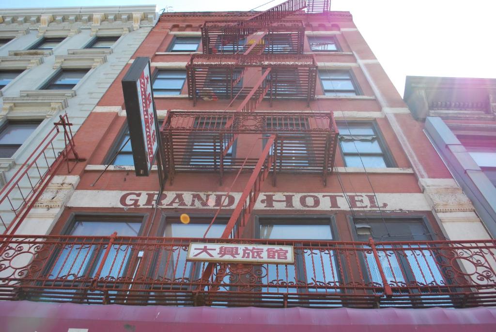 un edificio con escapatorias de incendios a un lado. en Bowery Grand Hotel, en Nueva York