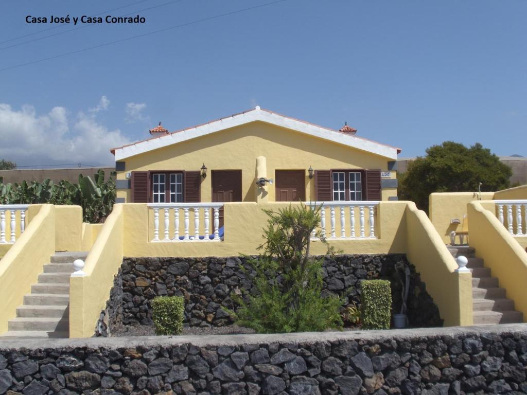 une maison avec un mur en pierre devant elle dans l'établissement Casitas Rurales Huerto Conejo, à Tazacorte