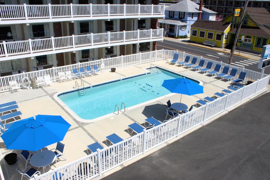 Bazén v ubytování Oceanus Motel - Rehoboth Beach nebo v jeho okolí