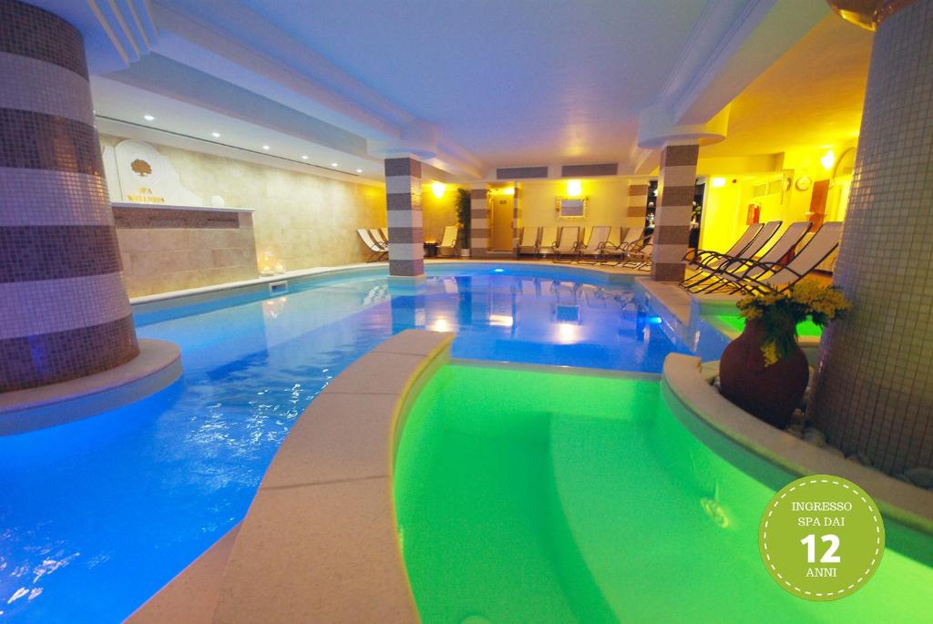 Bazén v ubytování Parco del Lago Resort & SPA nebo v jeho okolí