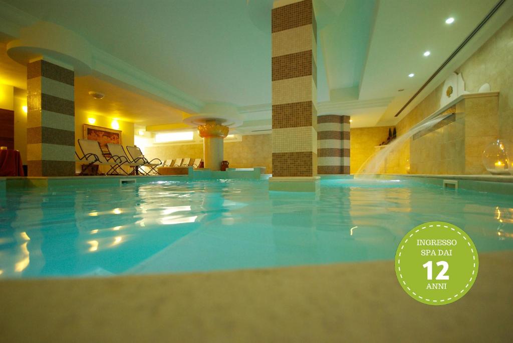 Bazén v ubytování Parco del Lago Resort & SPA nebo v jeho okolí