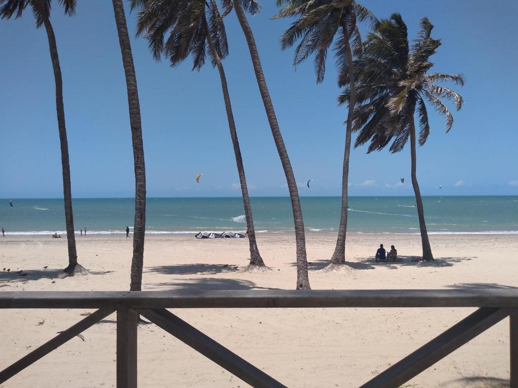 vistas a una playa con palmeras y al océano en Eco Paradise ap 122, en Cumbuco