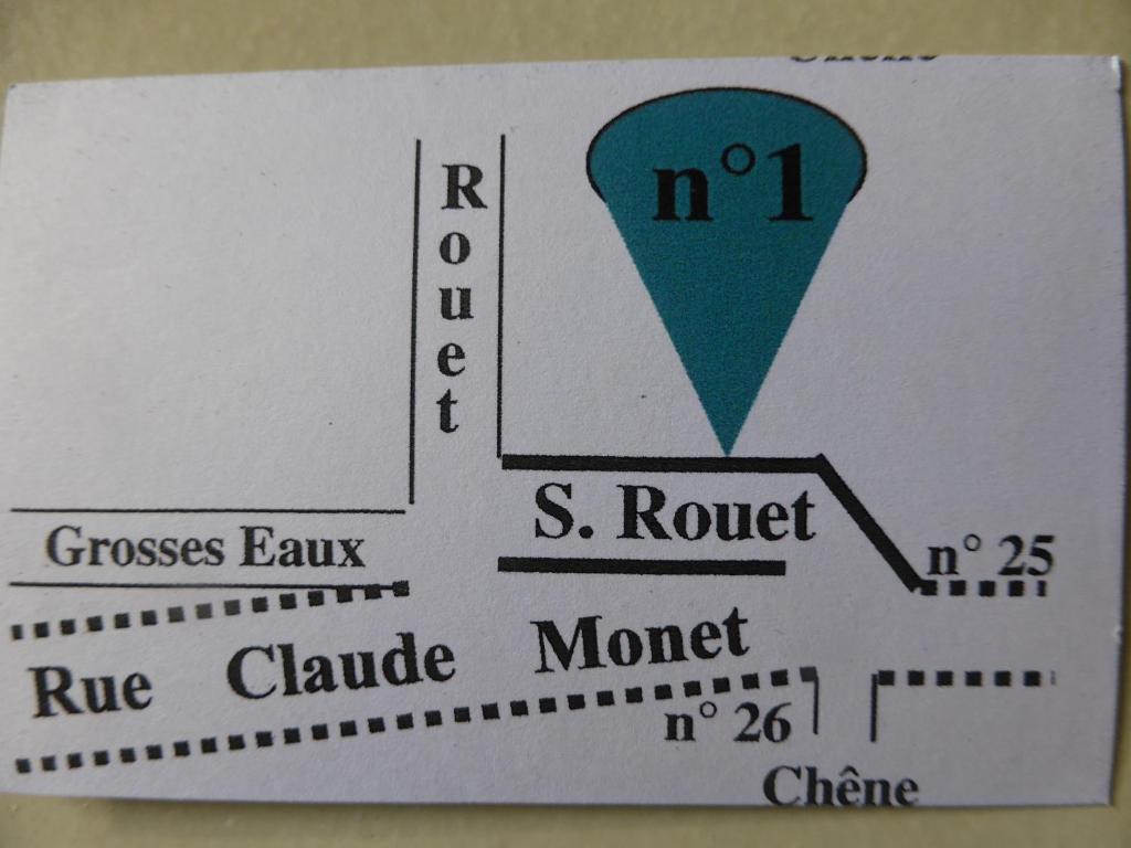 ein Zeichen mit einem Lineal und einem Marker in der Rue Clark in der Unterkunft Les Buissonnets in Giverny