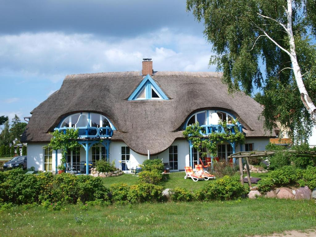 a house with a thatched roof at Reethaus Seewind in Baabe