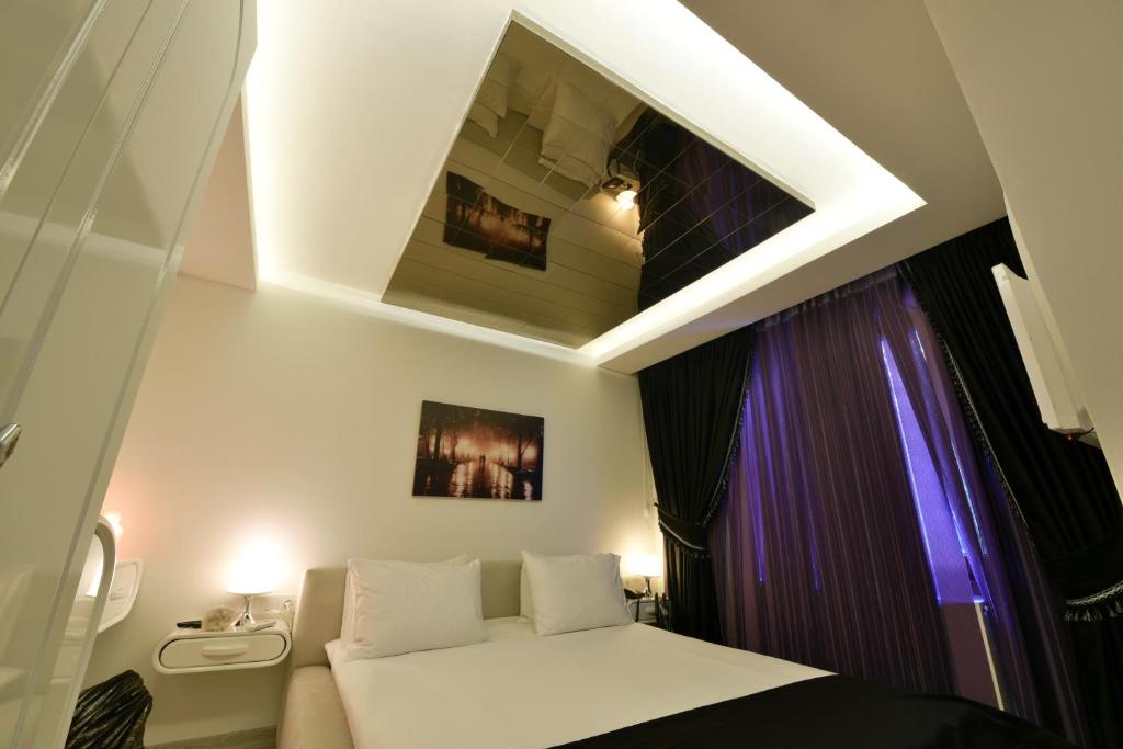 a small room with a bed and a ceiling at Kartepe Köşkü in Kartepe