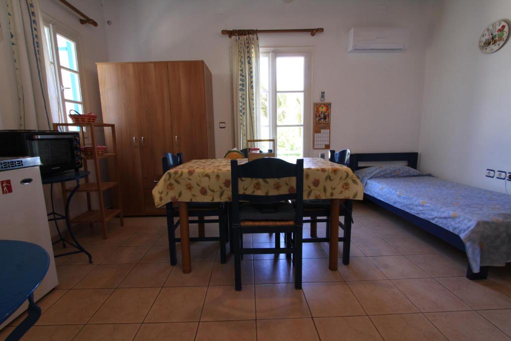 Postel nebo postele na pokoji v ubytování Smaragda Rooms & Studios