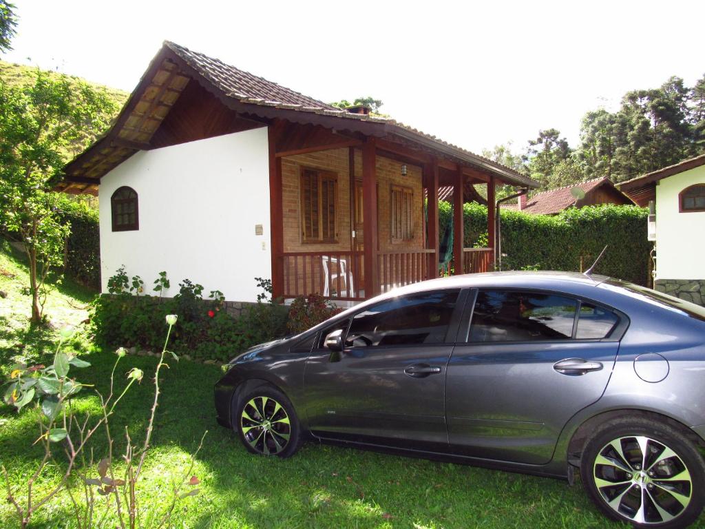 a car parked in front of a small house at Pousada Solar Das Águas, S/N in Visconde De Maua