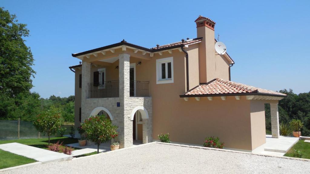 a house with a driveway in front of it at Villa Marion in Santalezi