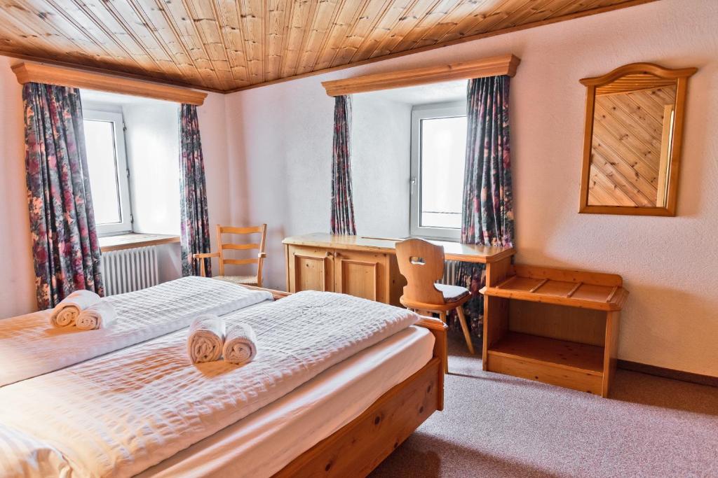 Postel nebo postele na pokoji v ubytování Hotel Bernina Hospiz