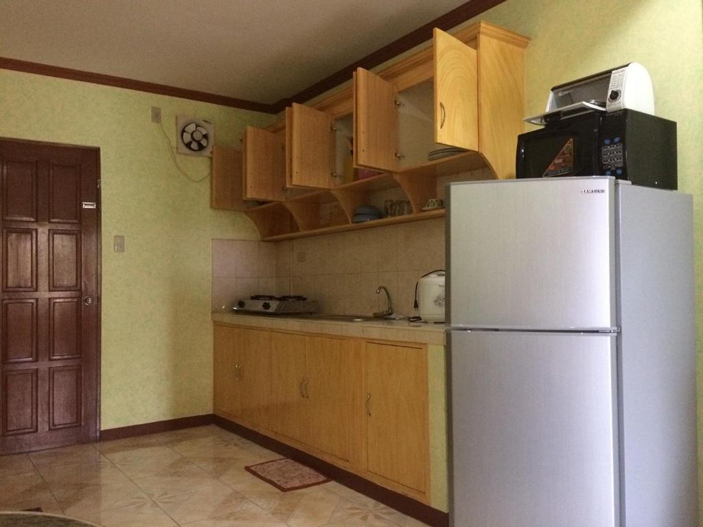 Kuchyň nebo kuchyňský kout v ubytování Sunrise Apartelle