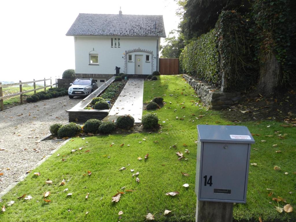 una casa con un patio con un buzón delante en Fleur d’ Amour, en Heuvelland