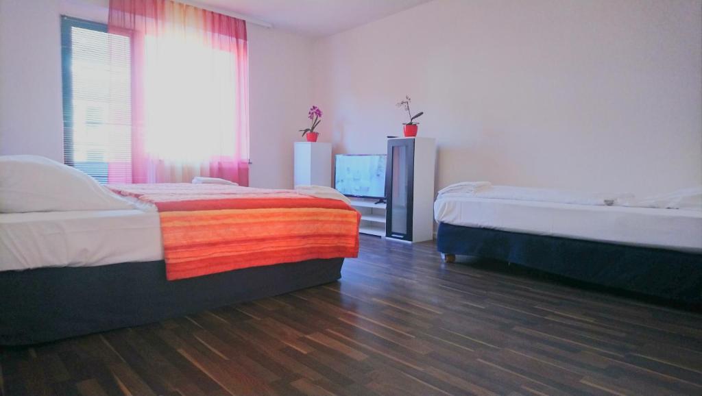 Ένα ή περισσότερα κρεβάτια σε δωμάτιο στο AVI City Apartments BismarckHouse