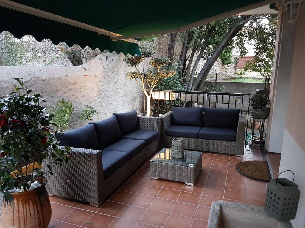 un patio con 2 sofás azules en un porche en 23 Rue Jean Amade, en Céret