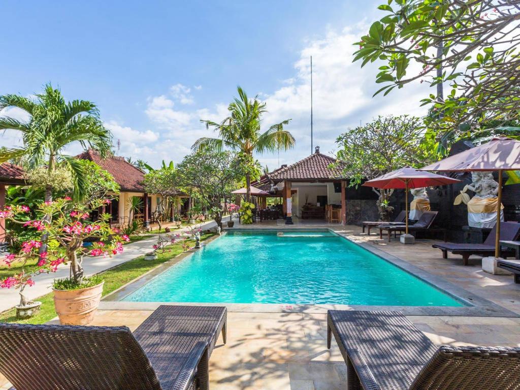 an image of a swimming pool at a resort at Hotel Melamun in Lovina