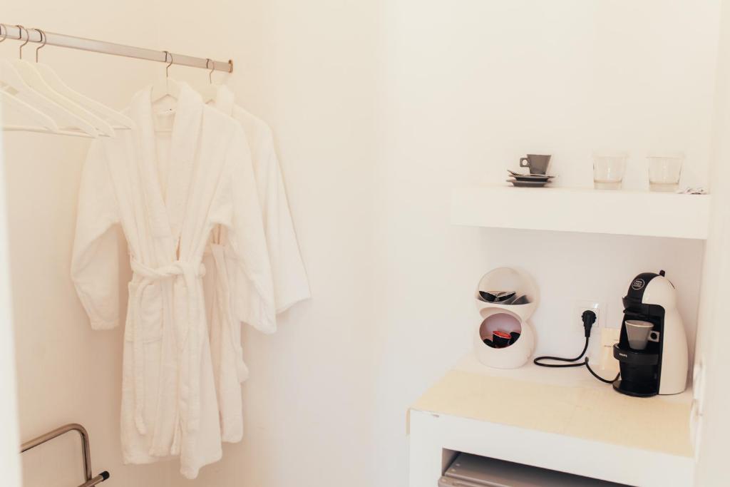 Príslušenstvo na prípravu kávy alebo čaju v ubytovaní The White Suites