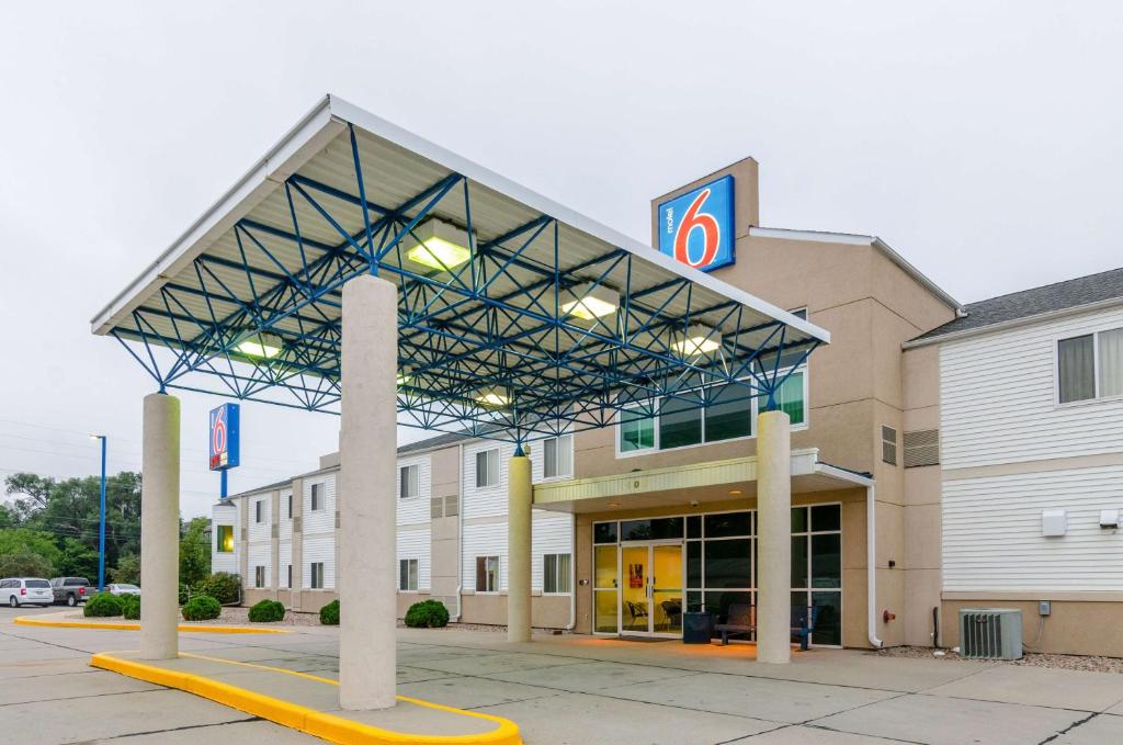 a building with a sign on top of it at Motel 6-Kearney, NE in Kearney