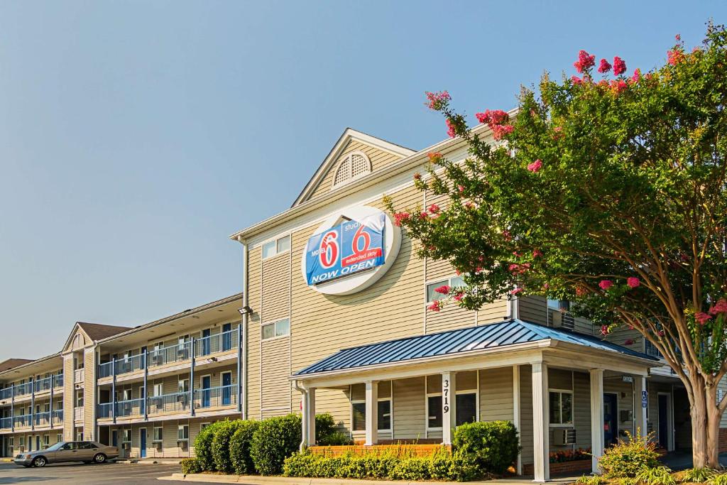 un hotel con un cartel en la parte delantera en Motel 6-Fayetteville, NC - Fort Liberty Area en Fayetteville