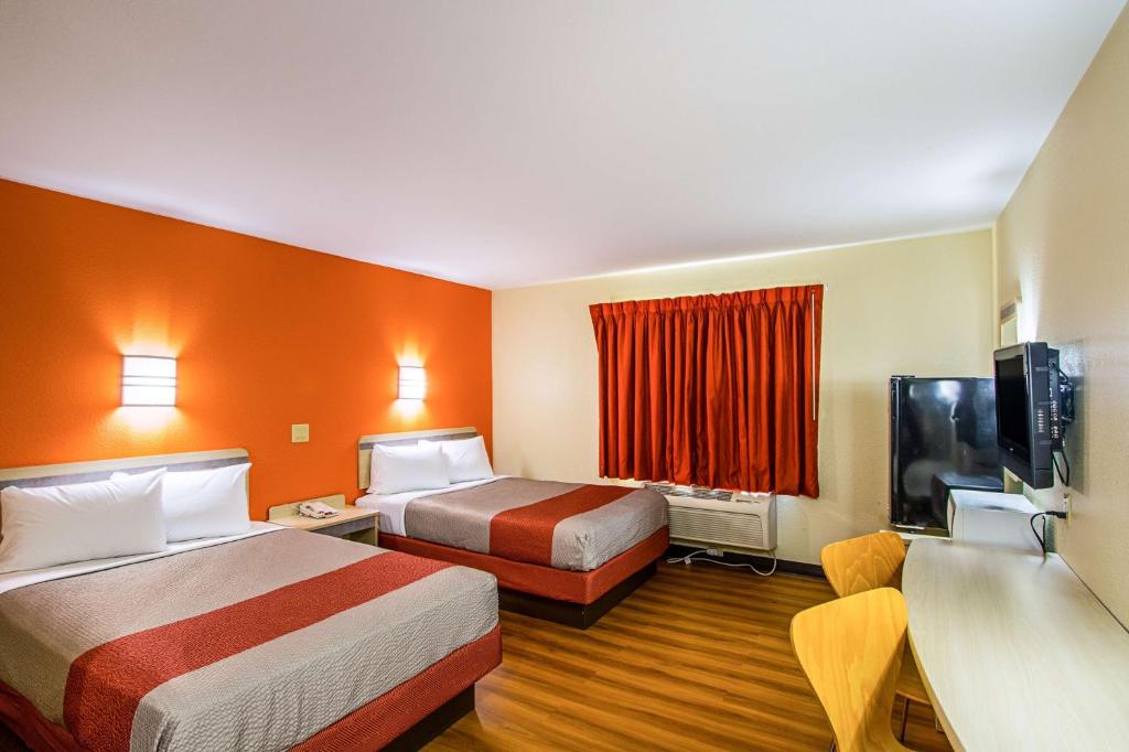 Postel nebo postele na pokoji v ubytování Motel 6-Urbana, IL