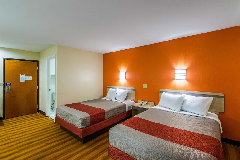 Postel nebo postele na pokoji v ubytování Motel 6-Urbana, IL