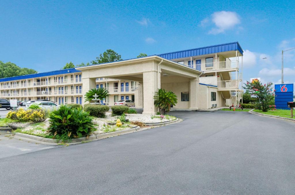 duży budynek z parkingiem przed nim w obiekcie Motel 6-Pooler, GA - Savannah Airport w mieście Savannah