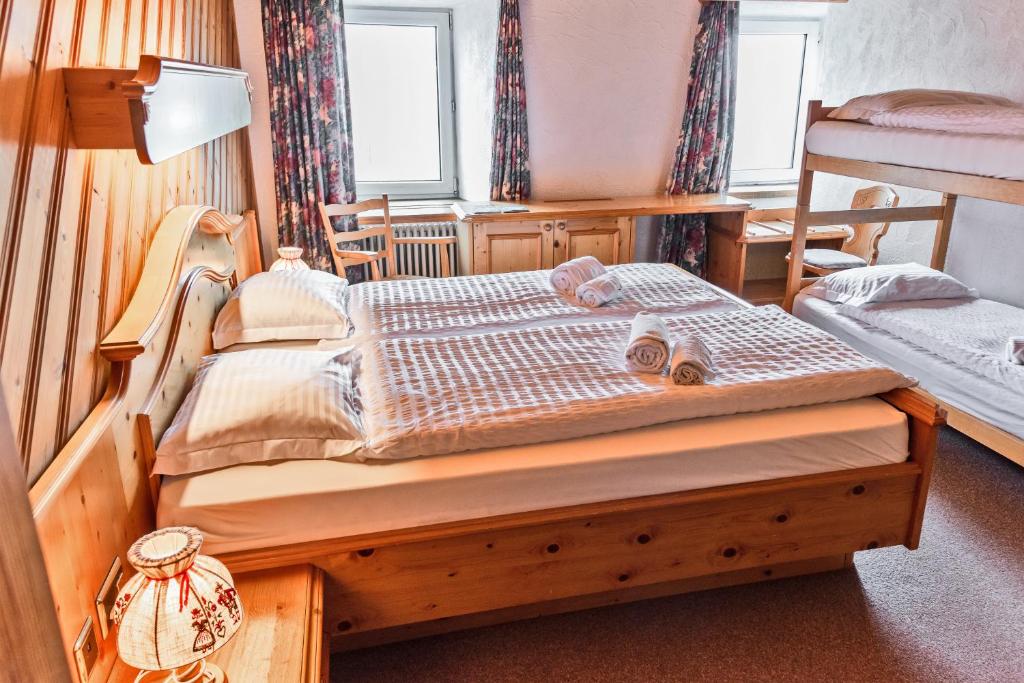 Postel nebo postele na pokoji v ubytování Hotel Bernina Hospiz