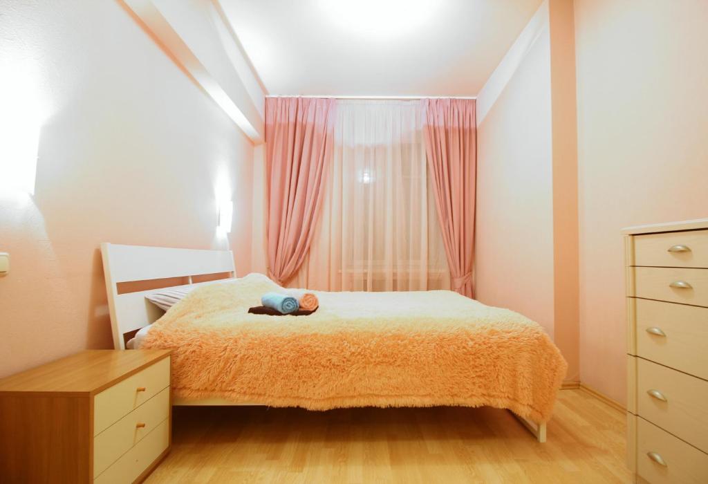 モスクワにあるHoliday Kutuzovskyの小さなベッドルーム(ベッド1台、窓付)
