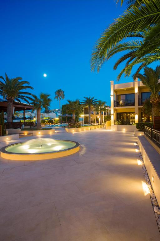 Bazén v ubytování Atlantis Beach Hotel nebo v jeho okolí