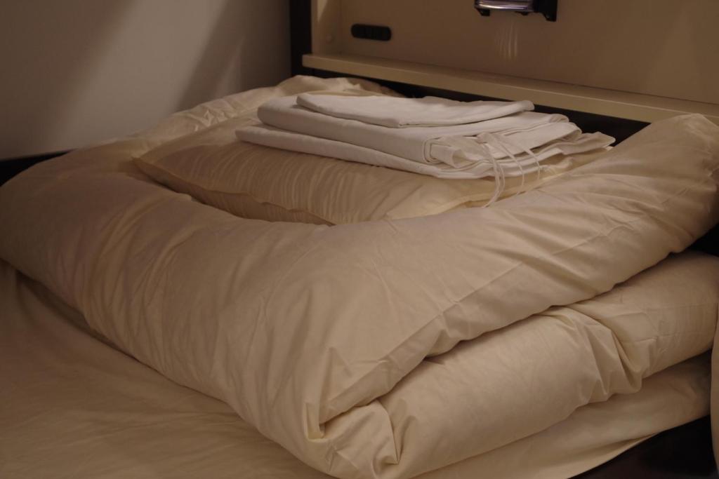 Postel nebo postele na pokoji v ubytování Cinnamon Guesthouse Dogo