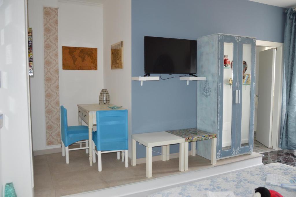 a living room with a table and a tv at Versomare in Polignano a Mare