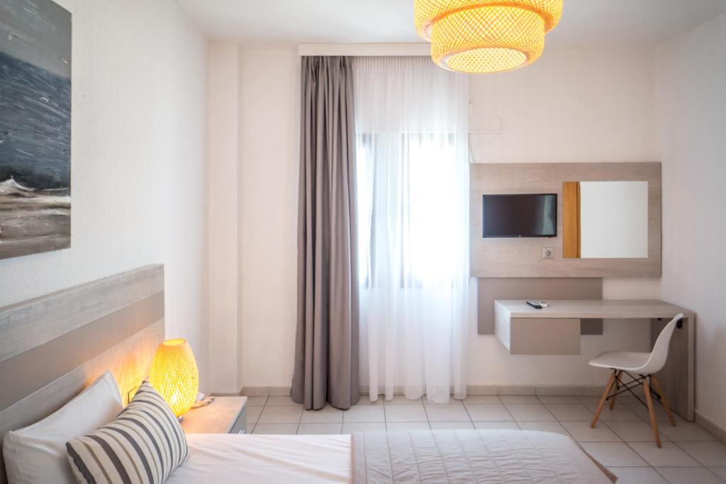 TV a/nebo společenská místnost v ubytování Alkinoos Beach Hotel