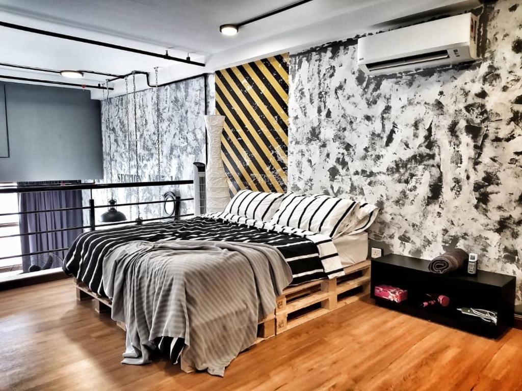 ein Schlafzimmer mit einem Bett und einer Blumenwand in der Unterkunft Escapade Prison Suites Petaling Jaya in Petaling Jaya