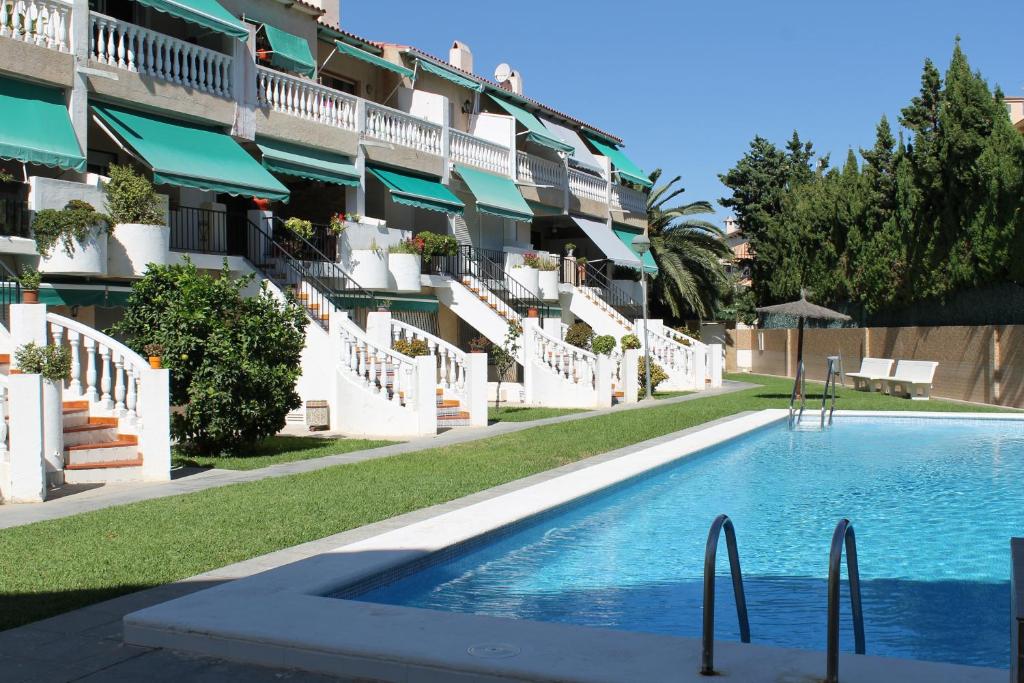 une piscine en face d'un bâtiment dans l'établissement Bungalow "Sol y Mar II", à El Campello