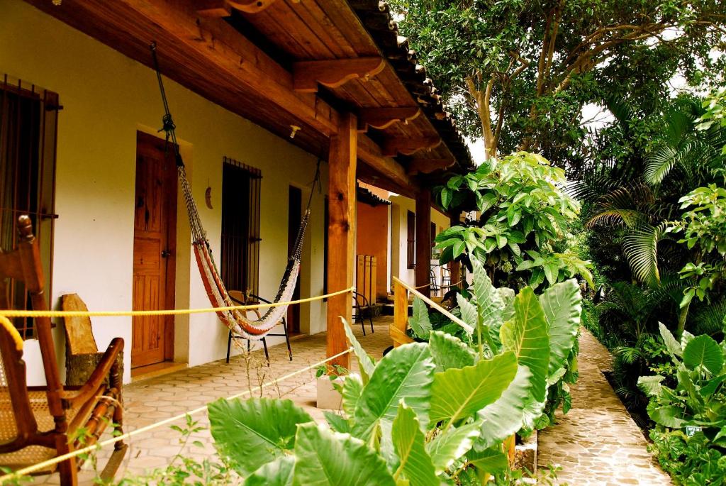 un porche de una casa con una hamaca en Hotel and Restaurant Guancascos, en Gracias