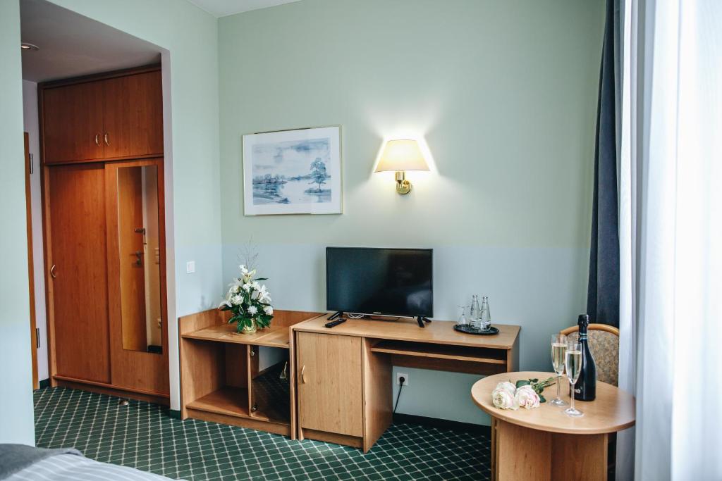 TV a/nebo společenská místnost v ubytování Hotel "Helle Mitte" Berlin