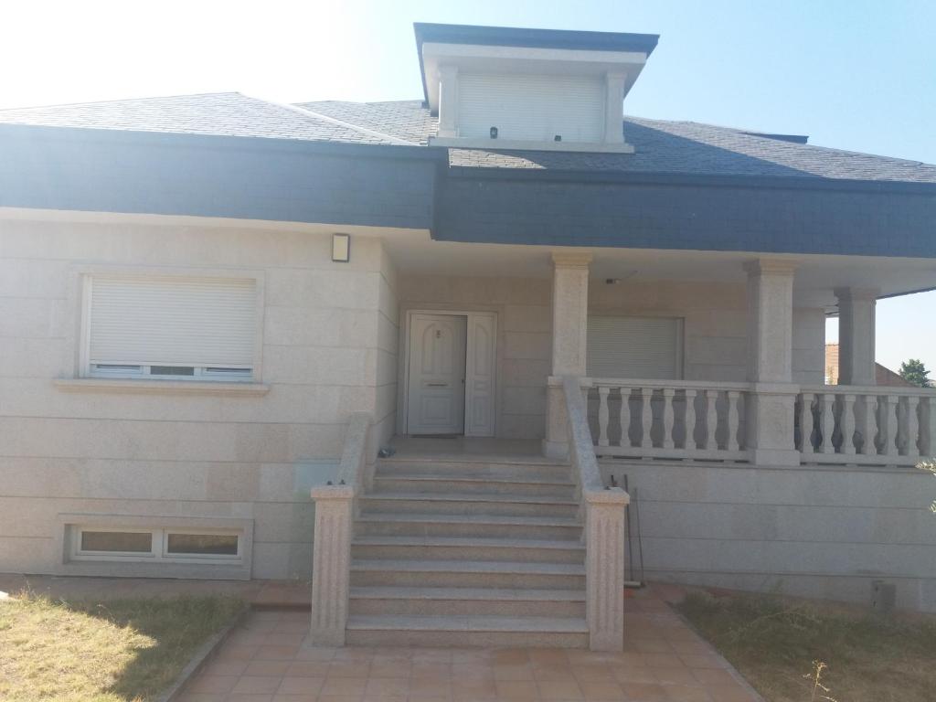 a house with stairs and a porch at Alojamiento MARTEL in Majadahonda