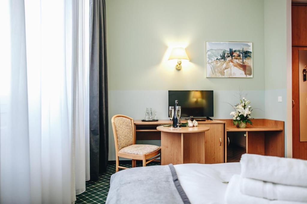 TV a/nebo společenská místnost v ubytování Hotel "Helle Mitte" Berlin