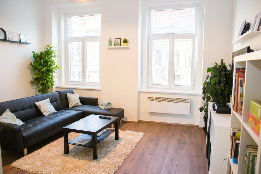 Część wypoczynkowa w obiekcie Sunny Aircon Apartment in the Centre of Slaný