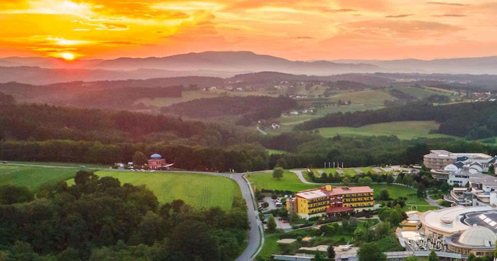 Nespecifikovaný výhled na hory nebo výhled na hory při pohledu z hotelu