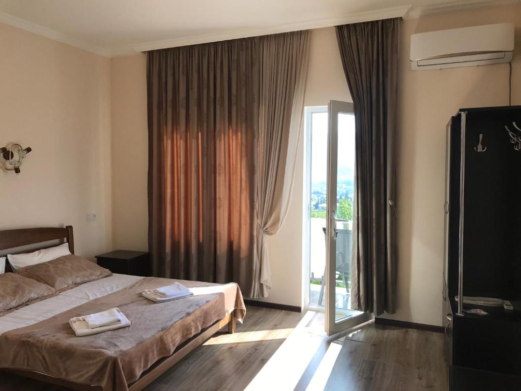 Postel nebo postele na pokoji v ubytování Upstairs Hotel Tbilisi