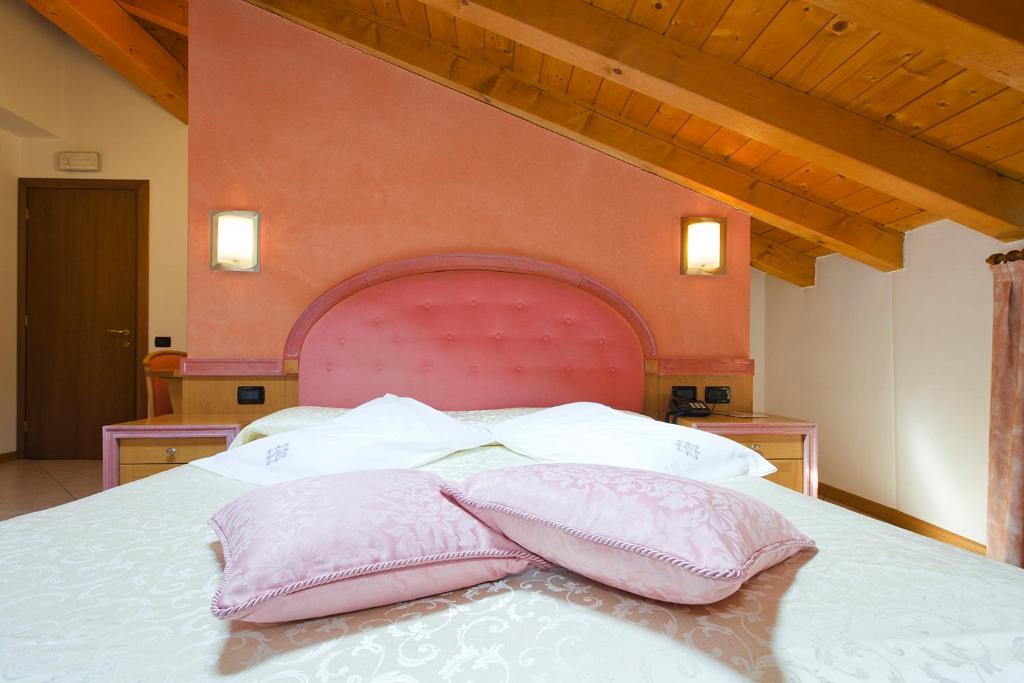 Rúm í herbergi á Hotel Ambra