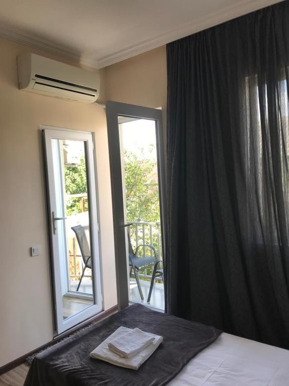Postel nebo postele na pokoji v ubytování Upstairs Hotel Tbilisi