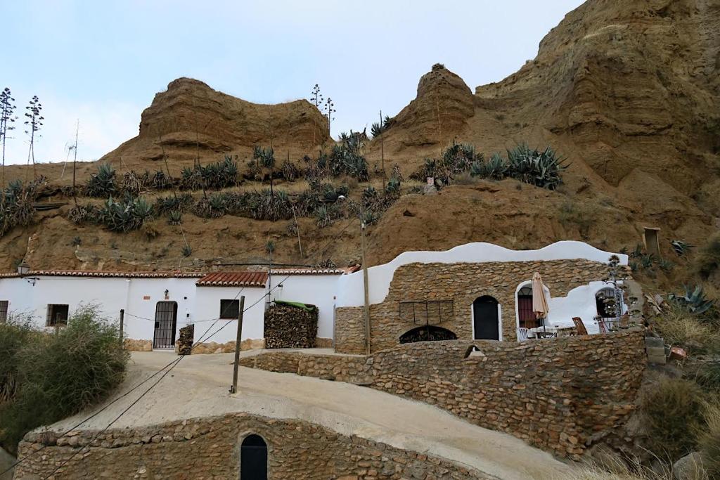 un edificio frente a una montaña en Cueva Solano, en Gorafe